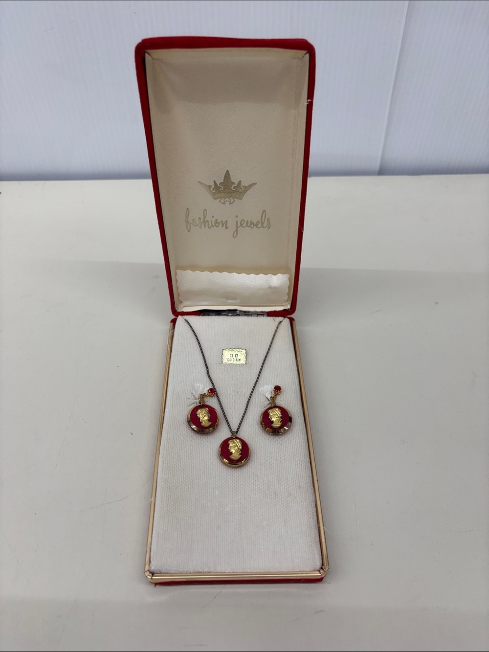 Fashion Jewelry Red and Gold Pendant Necklace with Matching Earrings